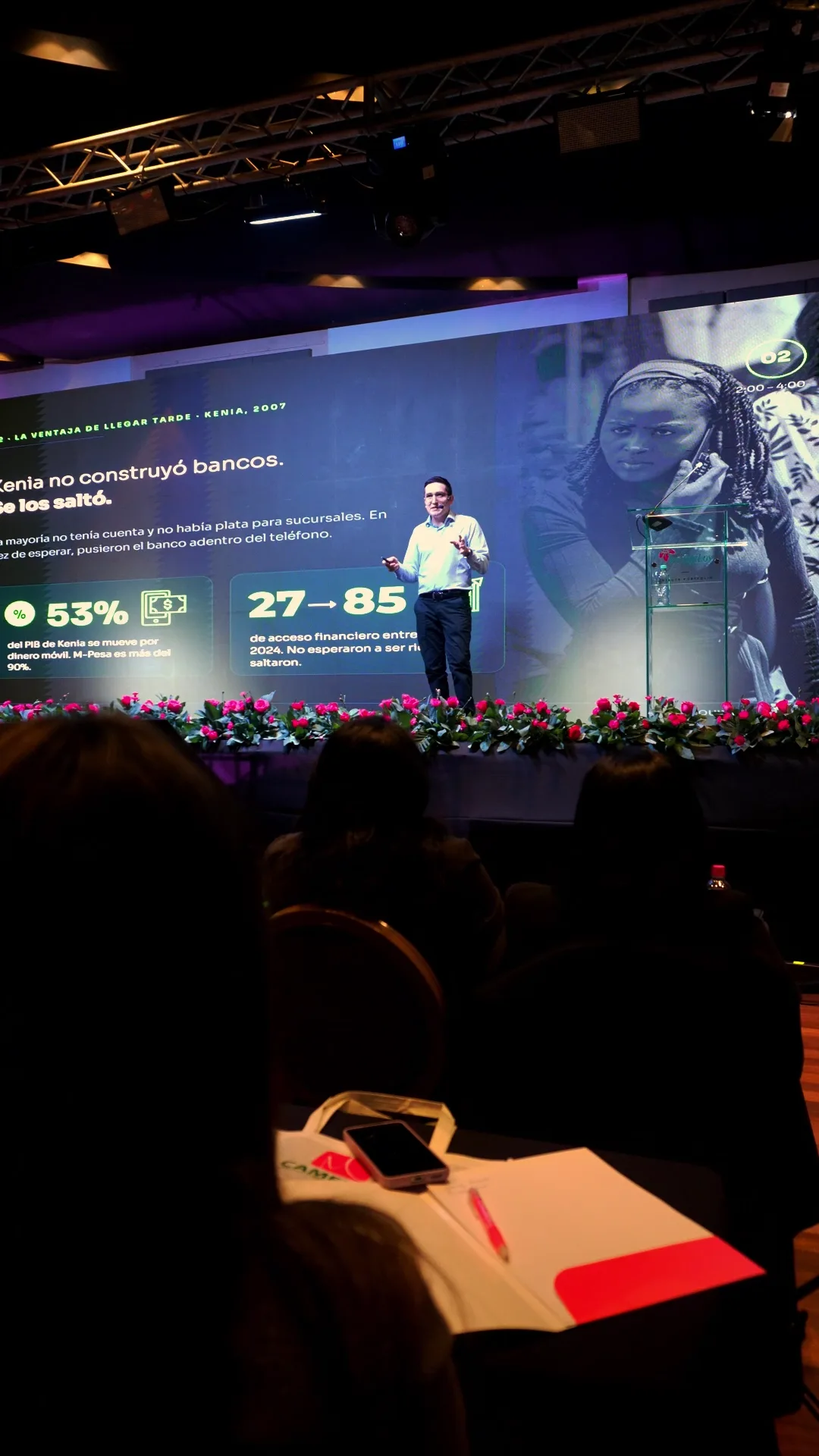 Johnny Ferrante en el escenario del Foro FEM 2026 de CAMEBOL, con su lámina sobre acceso financiero proyectada detrás