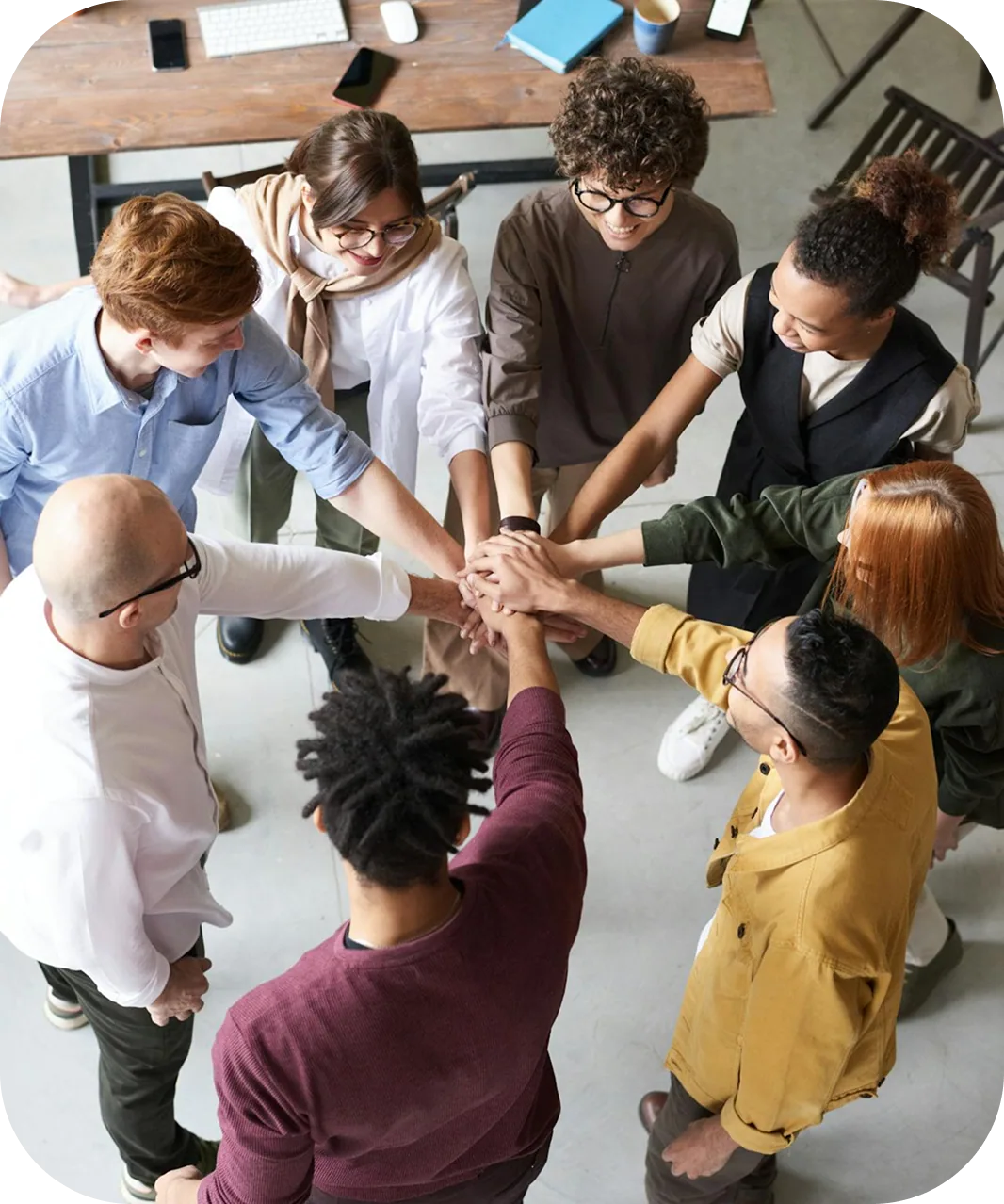 Equipo de trabajo juntando las manos en señal de acuerdo