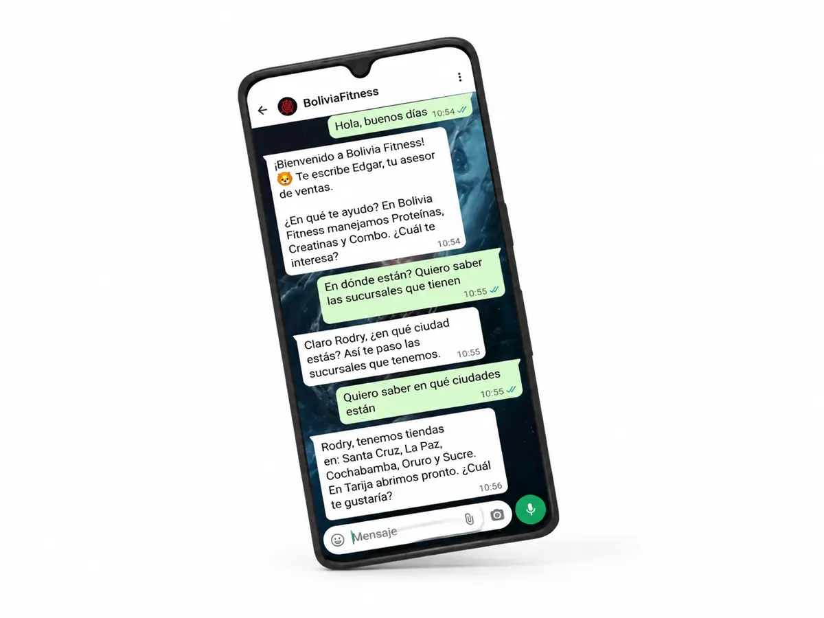 Conversación real del agente de Bolivia Fitness en WhatsApp: saluda, ofrece el catálogo y lista las sucursales